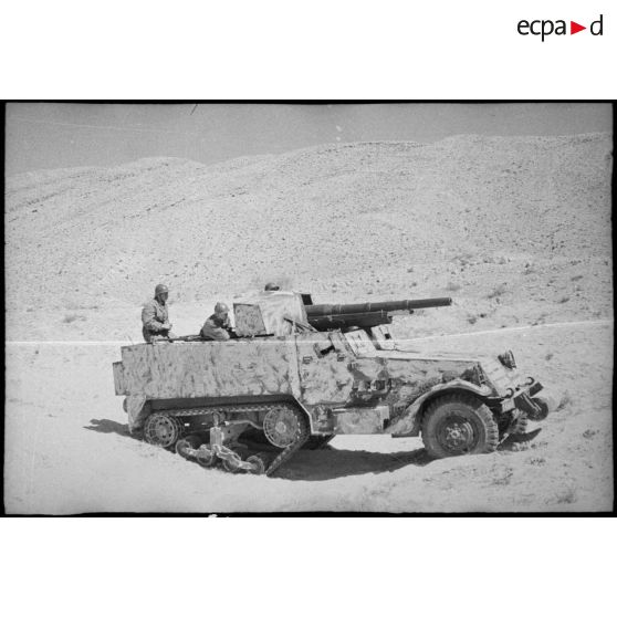 Un chasseur de chars de l'escadron d'Anglejean du 9e RCA (régiment de chasseurs d'Afrique), déployé dans les djebels Bou Jerra et El Asker, au nord du Chott el Jerid. Ce véhicule consiste en un half-track M3, équipé d'un canon de 75 mm.