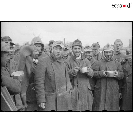 Prisonniers italiens dans le camp britannique de prisonniers de guerre à Tébessa, à 45 kilomètres à l'est de la frontière algéro-tunisienne.