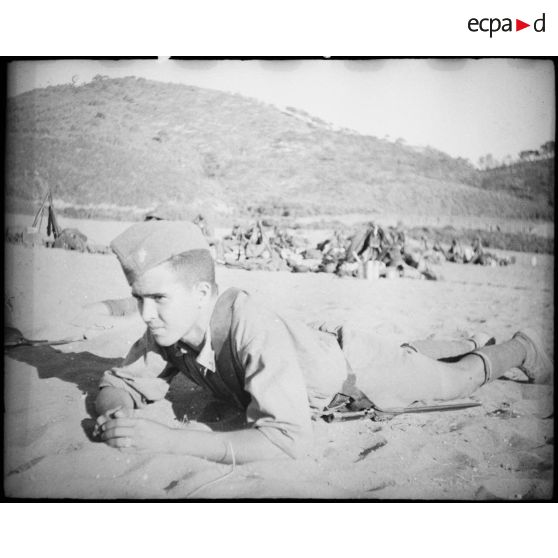 Portrait d'un élève aspirant de l'école de Cherchell lors d'un exercice de ramper.