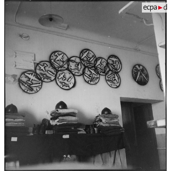 Des silhouettes d'avions décorent le mur d'une chambrée de l'école d'élèves aspirants de Cherchell.