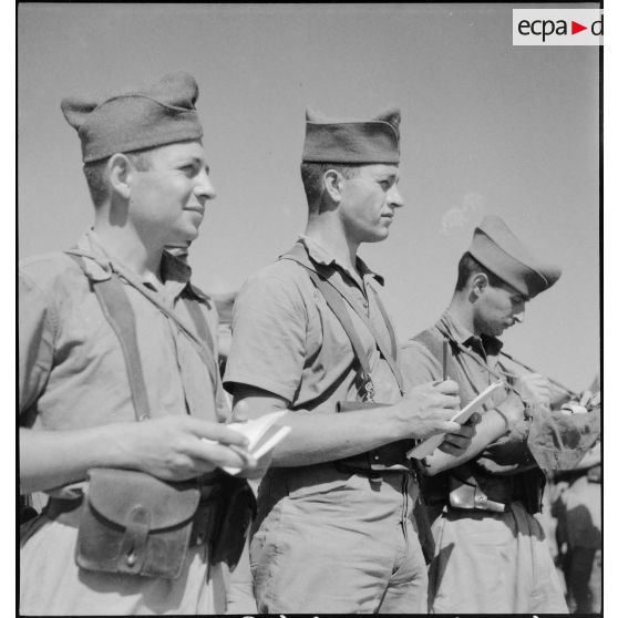 Des élèves aspirants prennent des notes pendant le briefing pour un exercice sur le terrain.