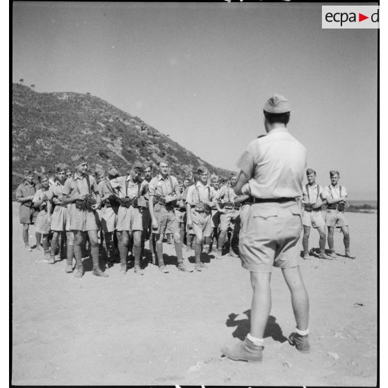 Un cadre instructeur fait un débriefing à une section d'élèves officiers de l'école de Cherchell à l'issue d'un exercice.