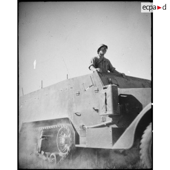 Portrait d'un chef d'engin à bord de son half-track M3 pendant une manoeuvre d'unités du CEF (corps expéditionnaire français) avant l'engagement sur le front italien.