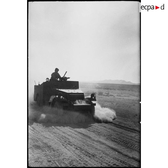 Progression d'un scout-car M3A1 pendant une manoeuvre d'unités du CEF (corps expéditionnaire français) avant l'engagement sur le front italien.