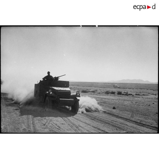 Progression d'un scout-car M3A1 pendant une manoeuvre d'unités du CEF (corps expéditionnaire français) avant l'engagement sur le front italien.