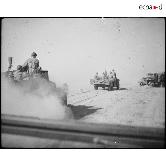 Progression d'un Dodge T214 d'une unité d'infanterie motorisée pendant une manoeuvre du CEF (corps expéditionnaire français) avant l'engagement sur le front italien.