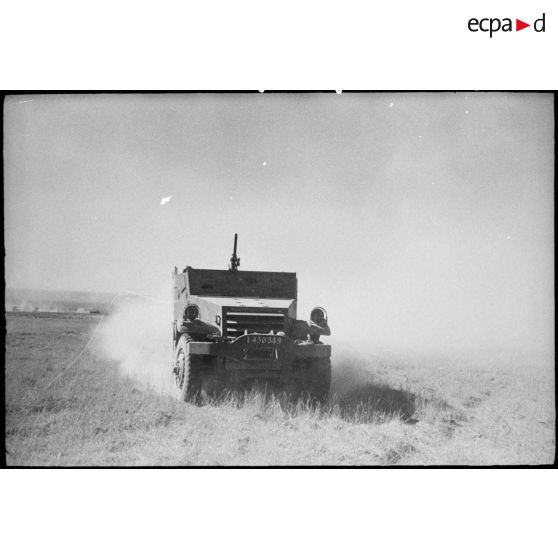 Un scout-car M3 pendant une manoeuvre d'unités du CEF (corps expéditionnaire français) avant l'engagement sur le front italien.