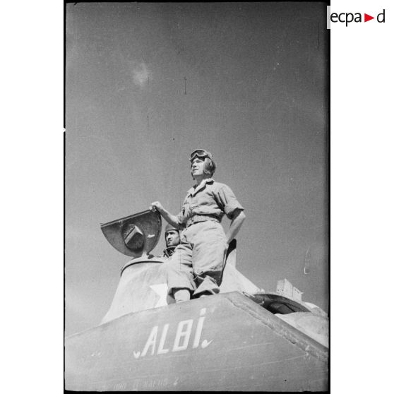 Membres d'équipage du char Sherman M4 baptisé Albi, appartenant au 2e escadron du 2e RCA  (régiment de chasseurs d'Afrique), pendant une manoeuvre du CEF (corps expéditionnaire français) avant l'engagement sur le front italien.