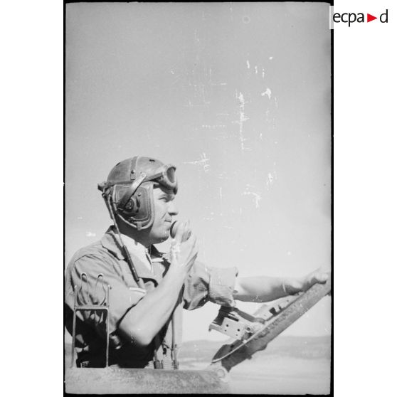 Portrait d'un lieutenant chef de char en liaison radio avec son équipage pendant une manoeuvre d'unités du CEF (corps expéditionnaire français) avant l'engagement sur le front italien.