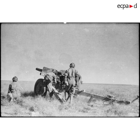 Mise en batterie d'un obusier de 105 mm M2 du 64e RAA (régiment d'artillerie d'Afrique) au cours d'une manoeuvre du CEF (corps expéditionnaire français), avant l'engagement sur le front italien.