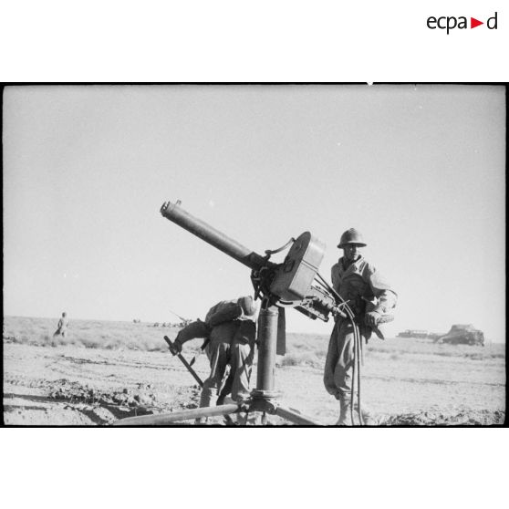 Mise en batterie d'une mitrailleuse lourde Vickers Mk3 de 12,7 mm au cours d'une manoeuvre du CEF (corps expéditionnaire français), avant l'engagement sur le front italien.