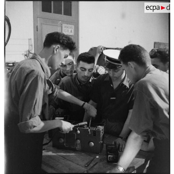 Démonstration de maintenance sur un appareil radio par un instructeur à l'école des transmissions de l'armée de l'Air de Kasba-Tadla.