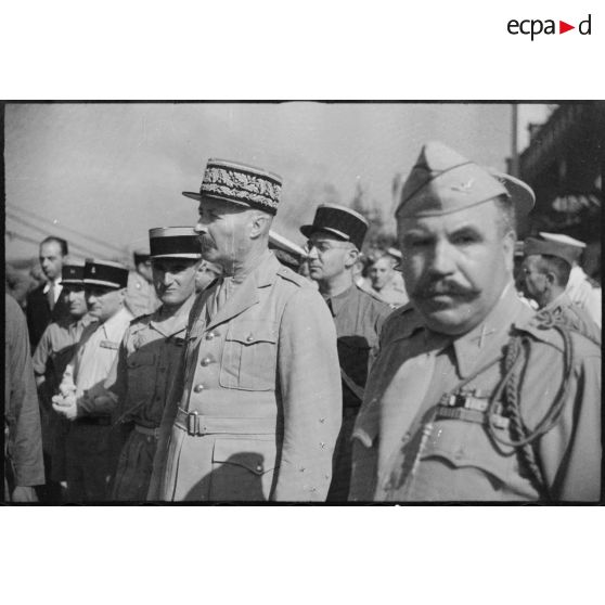 Le général d'armée Henri Giraud, commandant en chef civil et militaire et coprésident du CFLN (comité français de la Libération nationale), inspecte les chaînes de montage de matériel américain destiné au réarmement de l'armée française.