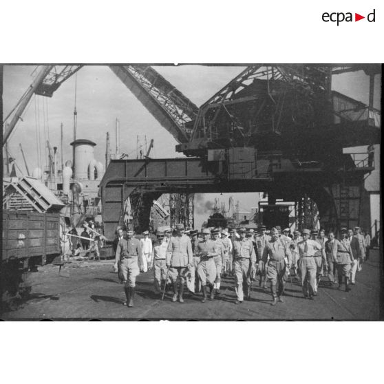 Le général d'armée Henri Giraud, commandant en chef civil et militaire et coprésident du CFLN (comité français de la Libération nationale), inspecte sur le port de Casablanca les installations et les chaînes de montage de matériel américain destiné au réarmement de l'armée française.