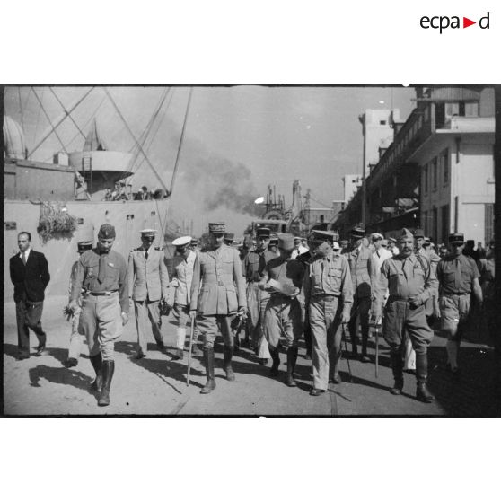 Le général d'armée Henri Giraud, commandant en chef civil et militaire et coprésident du CFLN (comité français de la Libération nationale), inspecte sur le port de Casablanca les installations et les chaînes de montage de matériel américain destiné au réarmement de l'armée française.