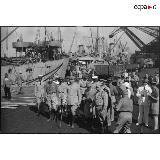 Le général d'armée Henri Giraud, commandant en chef civil et militaire et coprésident du CFLN (comité français de la Libération nationale), inspecte sur le port de Casablanca les installations et les chaînes de montage de matériel américain destiné au réarmement de l'armée française.