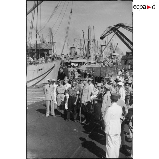 Le général d'armée Henri Giraud, commandant en chef civil et militaire et coprésident du CFLN (comité français de la Libération nationale), inspecte sur le port de Casablanca les installations et les chaînes de montage de matériel américain destiné au réarmement de l'armée française.