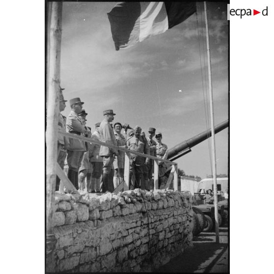 Le général d'armée Henri Giraud, commandant en chef civil et militaire et coprésident du CFLN (comité français de la Libération nationale), s'adresse aux soldats servant sur les chaînes de montage de matériel américain destiné au réarmement de l'armée française.