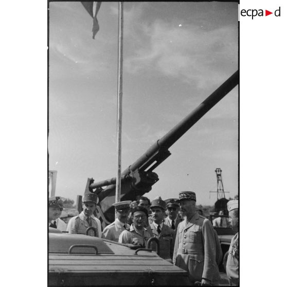 Le général d'armée Henri Giraud, commandant en chef civil et militaire et coprésident du CFLN (comité français de la Libération nationale), inspecte sur le port de Casablanca les installations et les chaînes de montage de matériel américain destiné au réarmement de l'armée française.