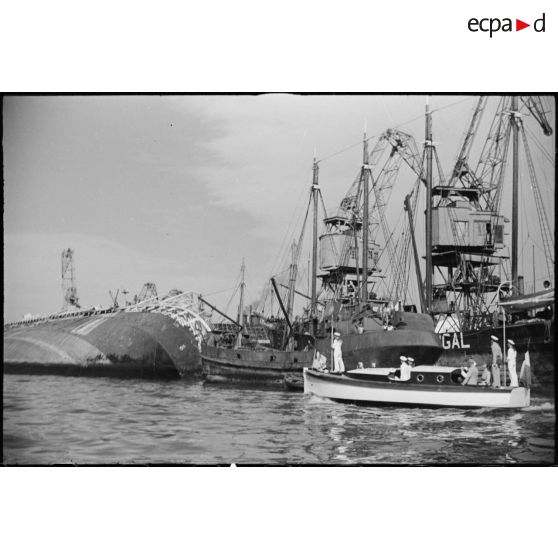 Le général d'armée Henri Giraud se rend à bord d'un navire français dans le port de Casablanca.