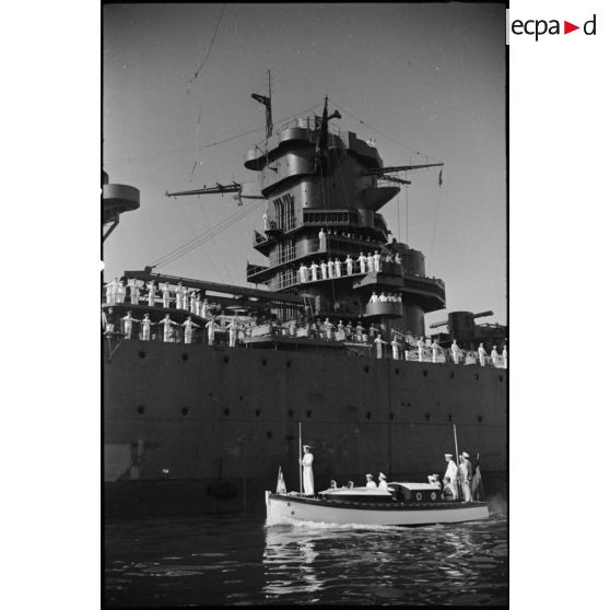 Le général d'armée Henri Giraud se rend à bord d'un navire français dans le port de Casablanca.