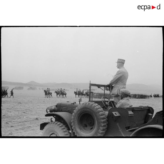 Au cours d'une tournée d'inspection auprès du CEF (corps expéditionnaire français), le général d'armée Henri Giraud, commandant en chef civil et militaire et coprésident du CFLN (comité français de la Libération nationale), assiste à un défilé de tabors marocains.