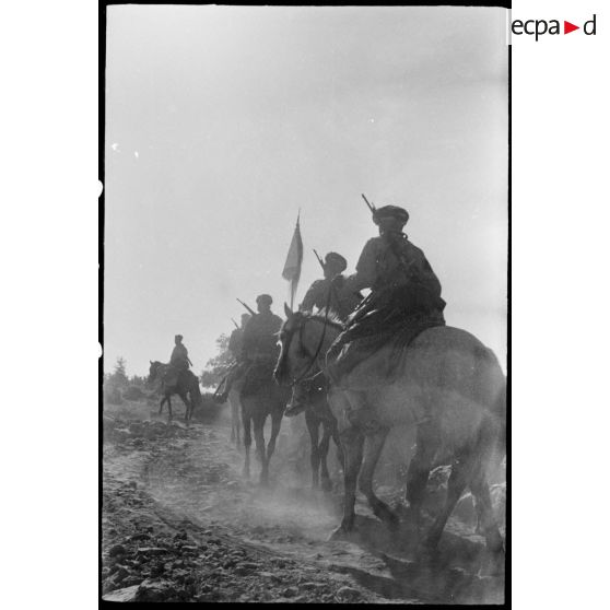 Peloton à cheval d'un groupe de tabors marocains en progression pendant une manoeuvre du CEF (corps expéditionnaire français).