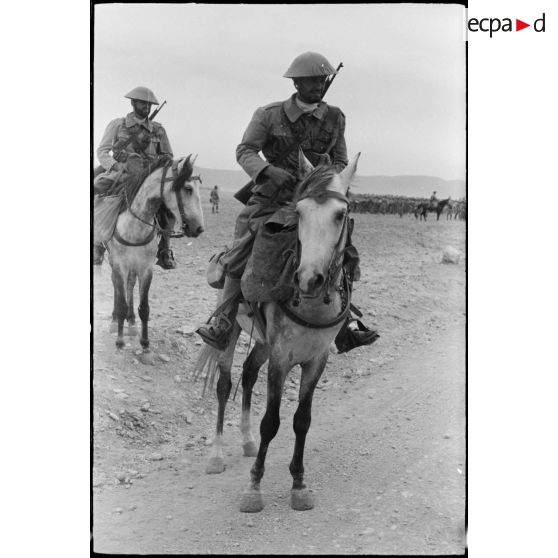 Au cours d'une tournée d'inspection auprès du CEF (corps expéditionnaire français), le général d'armée Henri Giraud, commandant en chef civil et militaire et coprésident du CFLN (comité français de la Libération nationale), des tabors marocains défilent.