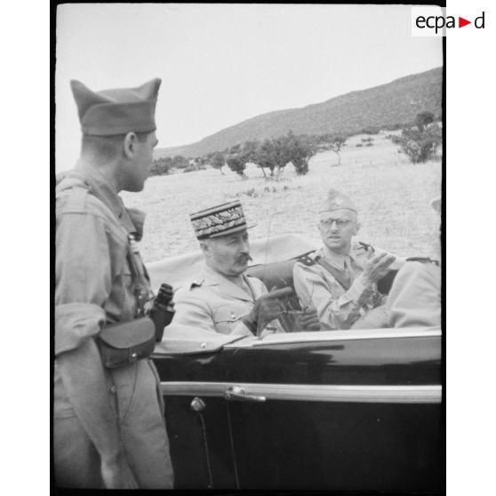 Le général d'armée Giraud au cours d'un tournée d'inspection auprès du CEF.