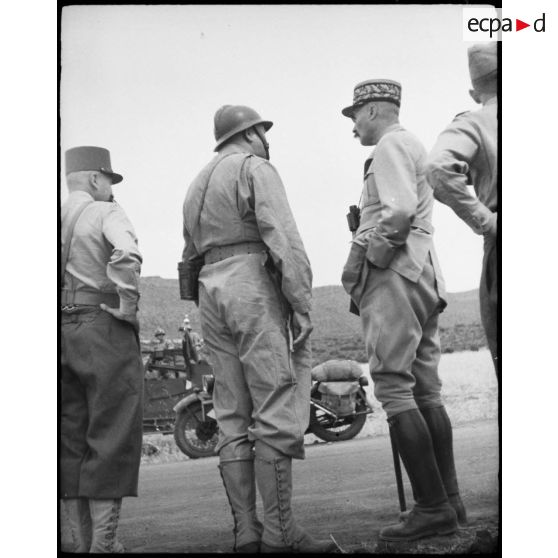 Au cours d'une tournée d'inspection auprès du CEF (corps expéditionnaire français) en manoeuvre, le général d'armée Henri Giraud, commandant en chef civil et militaire et coprésident du CFLN (comité français de la Libération nationale), s'entretient avec un commandant d'unité.