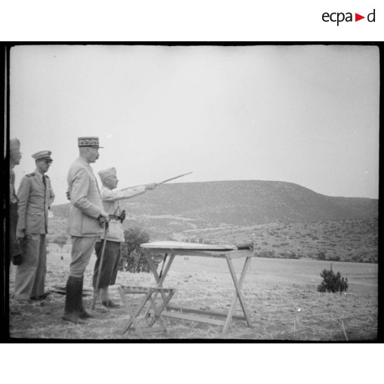 Au cours d'une tournée d'inspection auprès du CEF (corps expéditionnaire français) en manoeuvre, le général d'armée Henri Giraud, commandant en chef civil et militaire et coprésident du CFLN (comité français de la Libération nationale), se fait expliquer le thème d'un exercice.