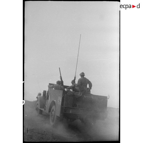 Progression d'un scout-car M3 au cours d'une manoeuvre du CEF (corps expéditionnaire français) en Algérie.