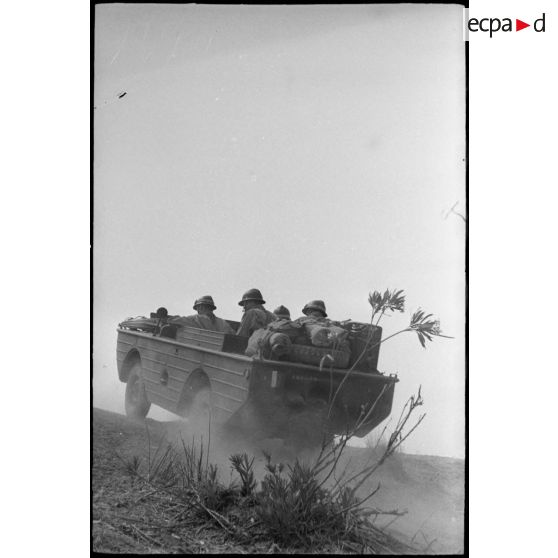 Progression d'une jeep amphibie Ford GPA au cours d'une manoeuvre du CEF (corps expéditionnaire français) en Algérie.