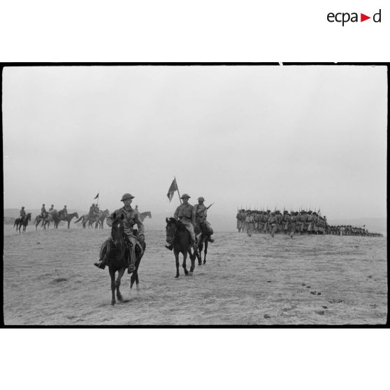 Au cours d'une tournée d'inspection auprès du CEF (corps expéditionnaire français), le général d'armée Henri Giraud, commandant en chef civil et militaire et coprésident du CFLN (comité français de la Libération nationale), des tabors marocains défilent.