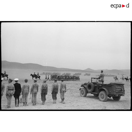 Au cours d'une tournée d'inspection auprès du CEF (corps expéditionnaire français), le général d'armée Henri Giraud, commandant en chef civil et militaire et coprésident du CFLN (comité français de la Libération nationale), assiste à un défilé de tabors marocains.