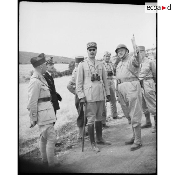 Au cours d'une tournée d'inspection auprès du CEF (corps expéditionnaire français) en manoeuvre, le général d'armée Henri Giraud, commandant en chef civil et militaire et coprésident du CFLN (comité français de la Libération nationale), s'entretient avec un colonel, commandant d'unité.