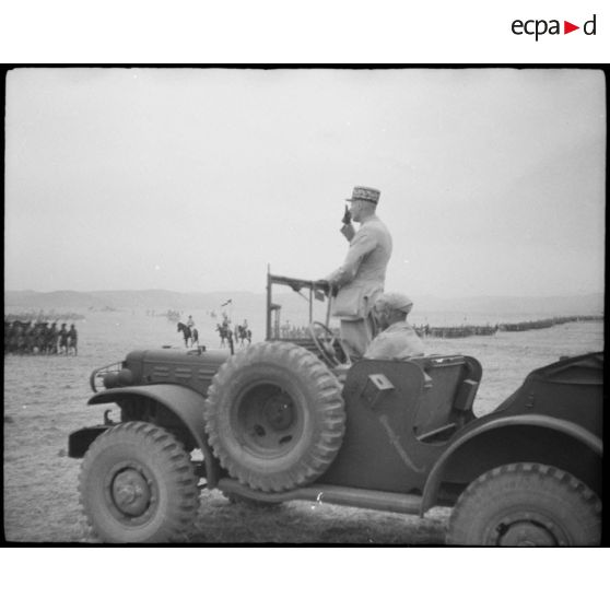 Au cours d'une tournée d'inspection auprès du CEF (corps expéditionnaire français), le général d'armée Henri Giraud, commandant en chef civil et militaire et coprésident du CFLN (comité français de la Libération nationale), assiste à un défilé de tabors marocains.