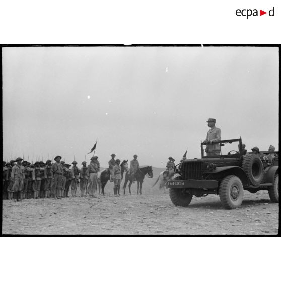 Au cours d'une tournée d'inspection auprès du CEF (corps expéditionnaire français) en manoeuvre, le général d'armée Henri Giraud, commandant en chef civil et militaire et coprésident du CFLN (comité français de la Libération nationale), passe en revue des tabors marocains.