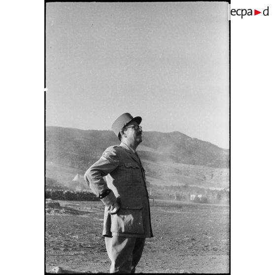 Portrait en buste du général de brigade Puig, commandant les FTA (forces terrestres antiaériennes) du CEF (corps expéditionnaire français), lors d'une manoeuvre de la grande unité.