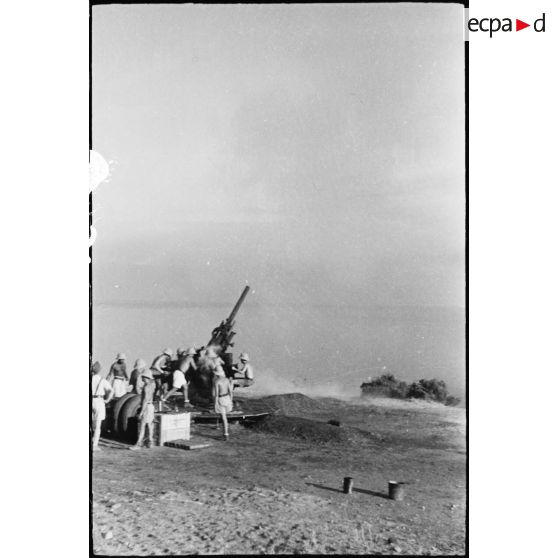 Tir d'un canon de 90 mm des FTA (forces terrestres antiaériennes) du CEF (corps expéditionnaire français) lors d'une manoeuvre.