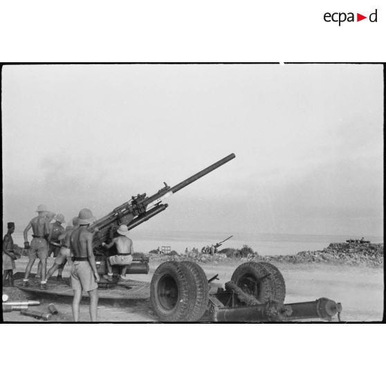 Tir d'une batterie de canon de 90 mm des FTA (forces terrestres antiaériennes) du CEF (corps expéditionnaire français) lors d'une manoeuvre.