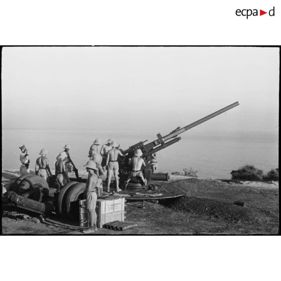 Tir d'un canon de 90 mm des FTA (forces terrestres antiaériennes) du CEF (corps expéditionnaire français) lors d'une manoeuvre.