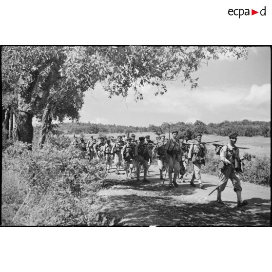 Marche d'entraînement pour des goumiers du 11e tabor du 4e GTM (groupe de tabors marocains) pendant une manoeuvre du CEF (corps expéditionnaire français).