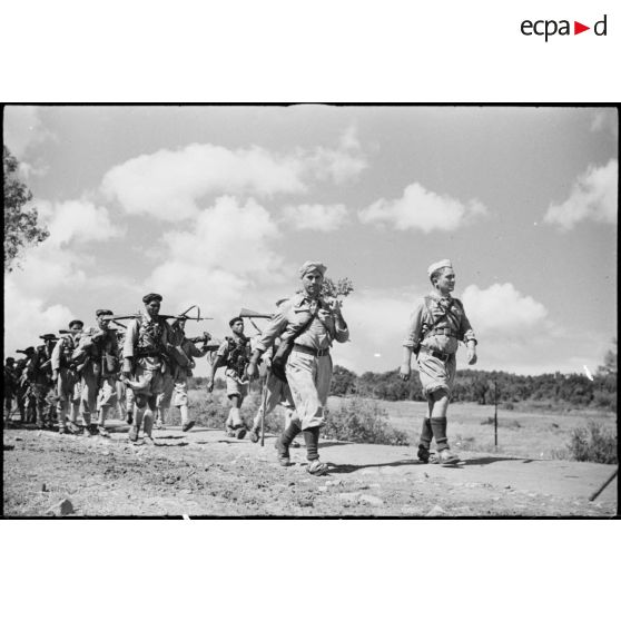 Marche d'entraînement pour des goumiers du 11e tabor du 4e GTM (groupe de tabors marocains) pendant une manoeuvre du CEF (corps expéditionnaire français).