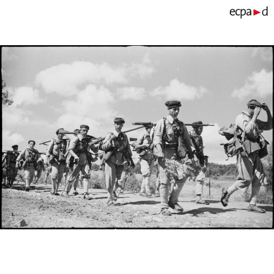 Marche d'entraînement pour des goumiers du 11e tabor du 4e GTM (groupe de tabors marocains) pendant une manoeuvre du CEF (corps expéditionnaire français).