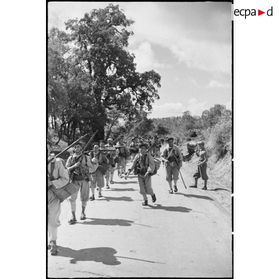 Marche d'entraînement pour des goumiers du 11e tabor du 4e GTM (groupe de tabors marocains) pendant une manoeuvre du CEF (corps expéditionnaire français).