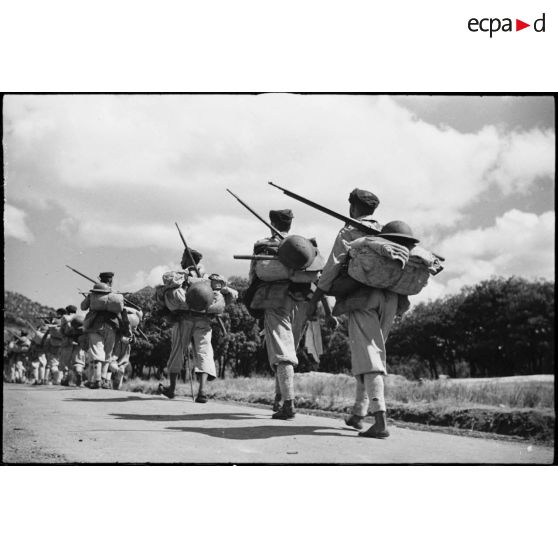 Marche d'entraînement pour des goumiers du 11e tabor du 4e GTM (groupe de tabors marocains) pendant une manoeuvre du CEF (corps expéditionnaire français).