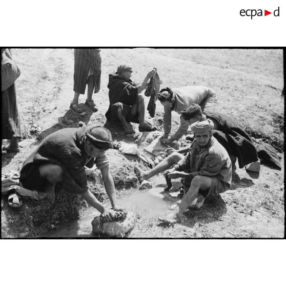 Des goumiers du 11e tabor du 4e GTM (groupe de tabors marocains) lavent leur linge pendant un moment de repos lors d'une manoeuvre du CEF (corps expéditionnaire français).