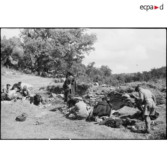 Des goumiers du 11e tabor du 4e GTM (groupe de tabors marocains) lavent leur linge pendant un moment de repos lors d'une manoeuvre du CEF (corps expéditionnaire français).