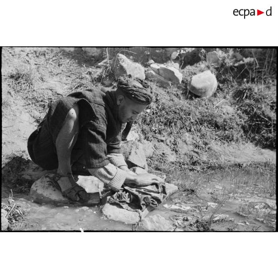 Un goumier du 11e tabor du 4e GTM (groupe de tabors marocains) lave son linge pendant un moment de repos lors d'une manoeuvre du CEF (corps expéditionnaire français).